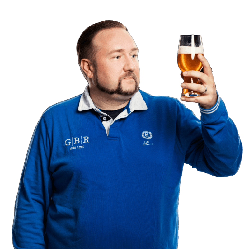 Antti Syrjä tarkastelee olutlasia.