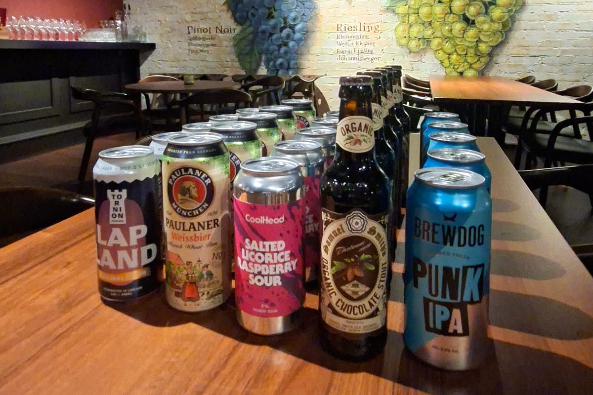 Tastingia varten koottuja erilaisia oluita pöydällä.